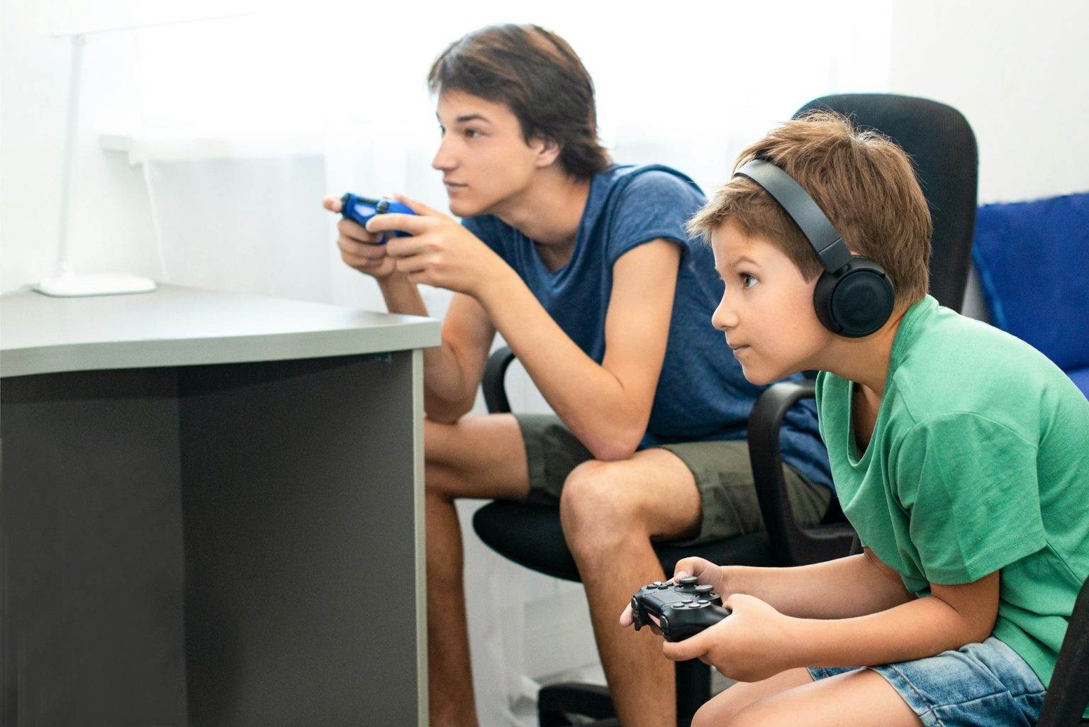 Kids playing online games