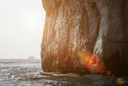 Sea at bottom of cliff, Capri, Napoli, Campania, Italia