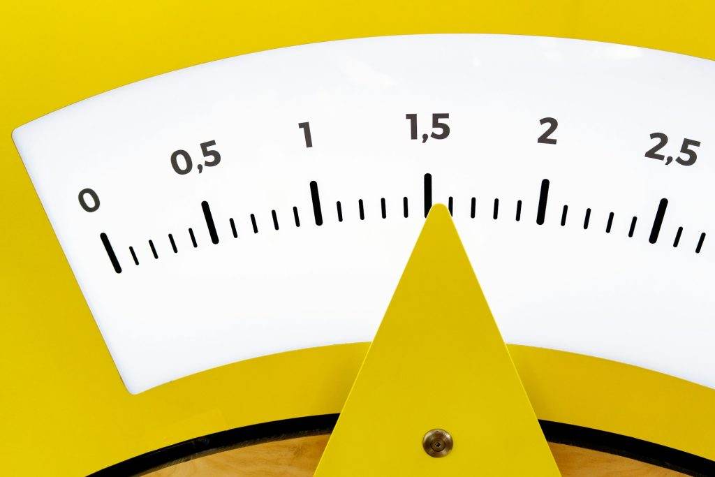 The yellow arrow points to the weight scale