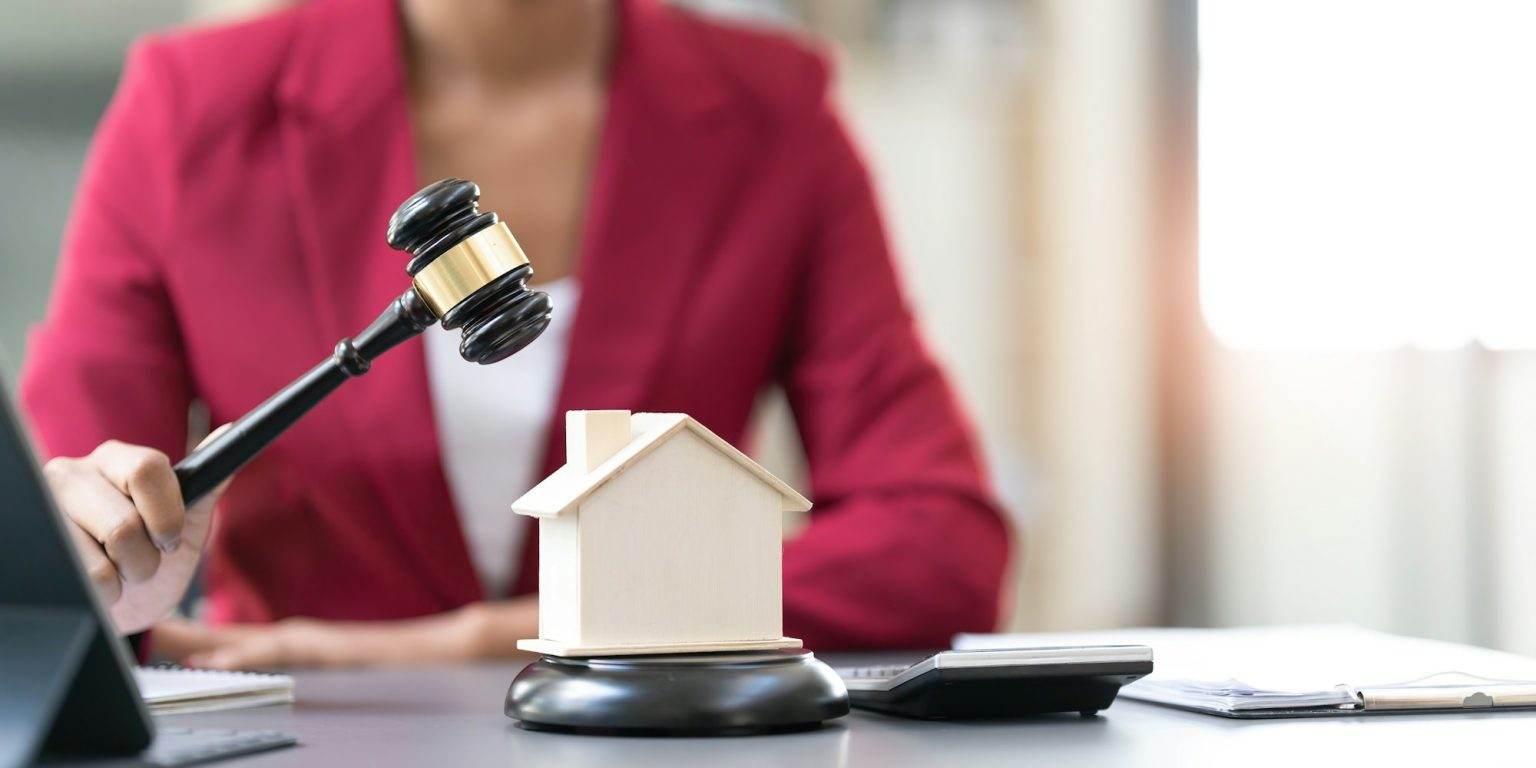 Comment obtenir l’aide d’un avocat gratuitement ? Closeup lawyer working at office. Asian Lawyer doing with contract or document in office. Law, legal