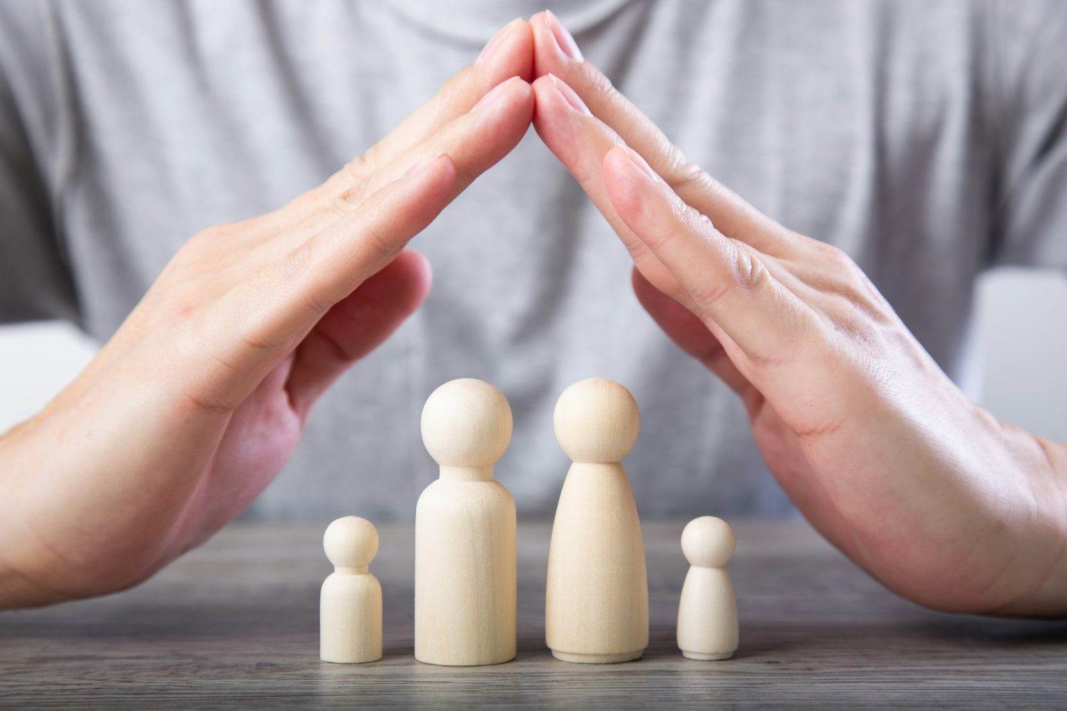 Assurance vie : à quoi correspond la flat tax (PFU) ? Family life and property insurance concept