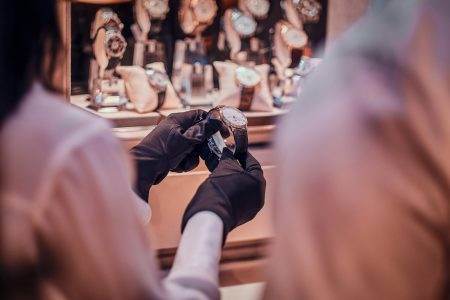 Comment reconnaître une vraie Rolex : les astuces des experts Shop assistant in black gloves is showing expensive watch for a customer
