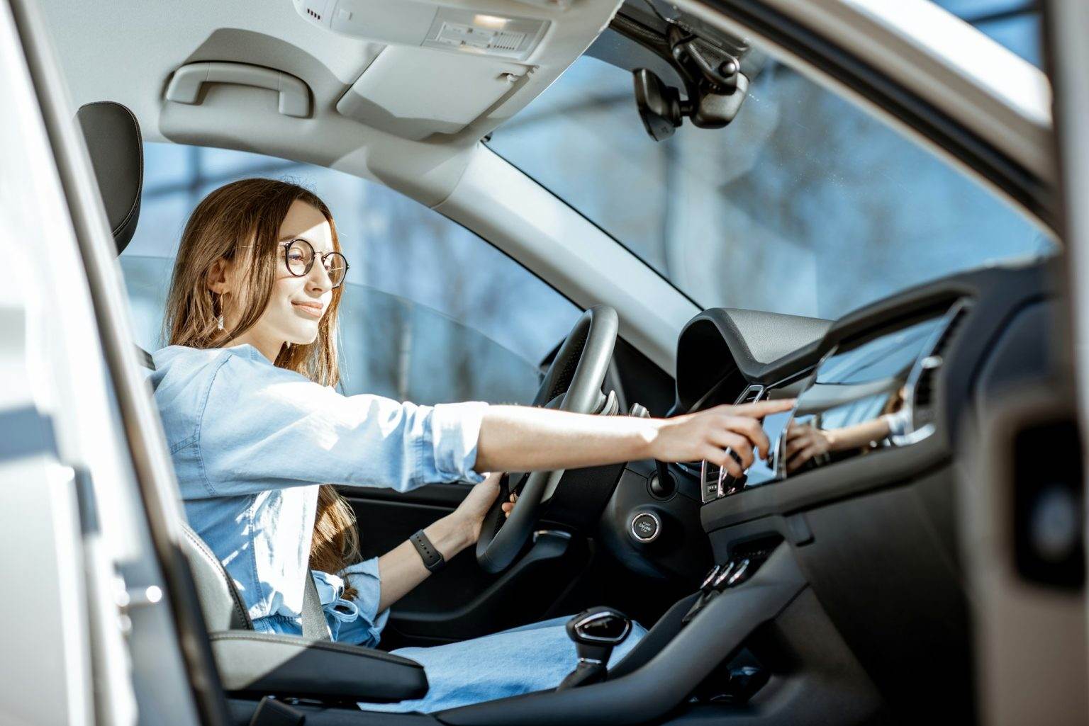 Comment remplir un constat amiable : le guide complet Woman in the car