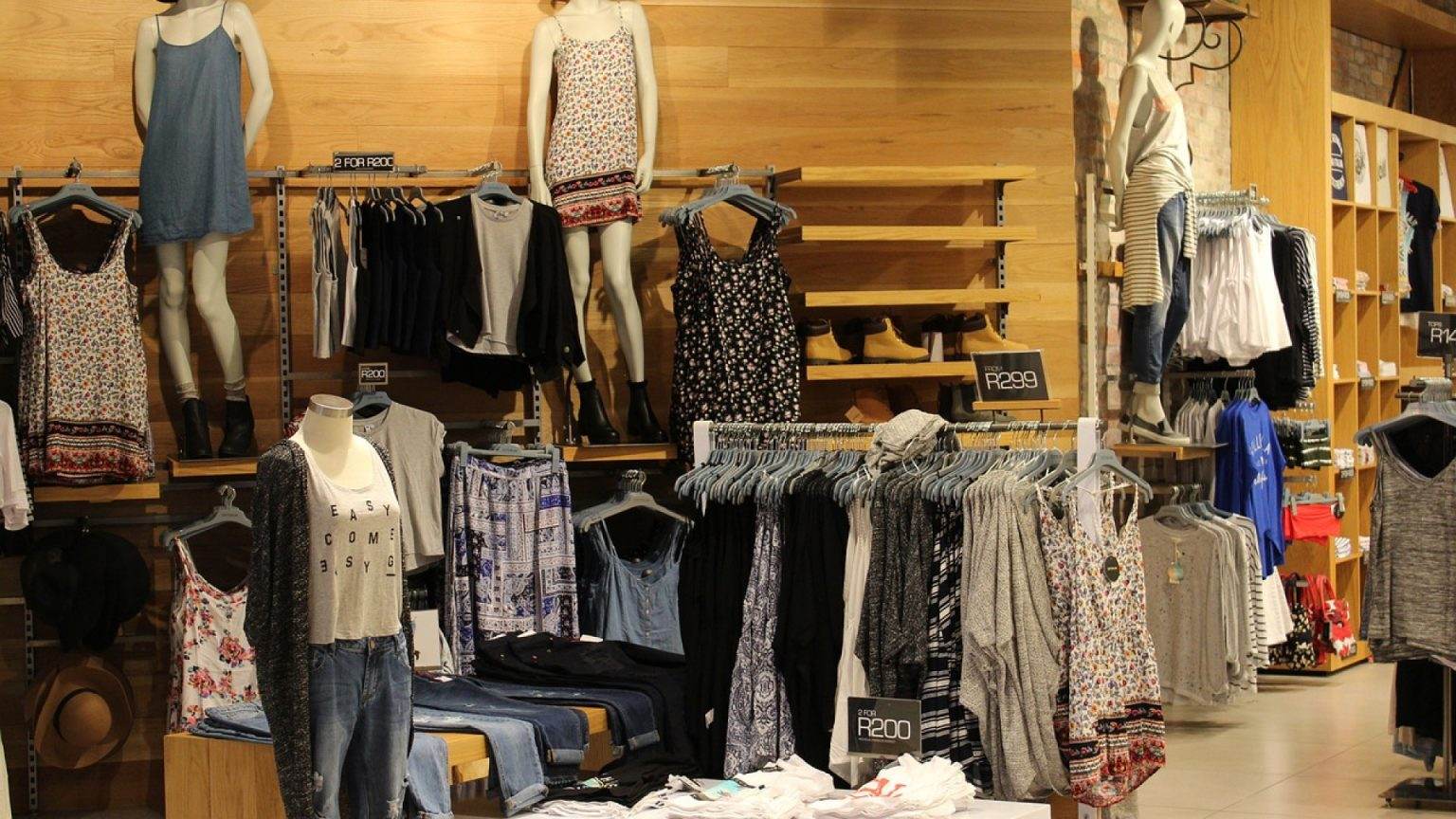 Conseils pour gérer efficacement son stock de vêtements en ligne