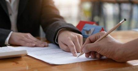 Real estate agent and customer make contract to buy and sell house and land.