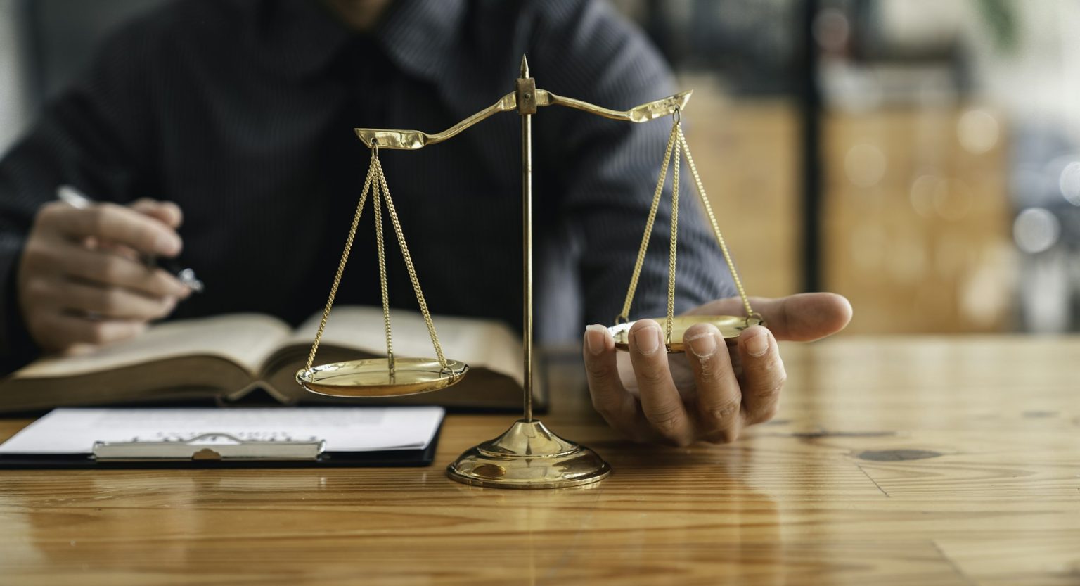 Comment trouver la meilleure protection juridique ? Comparatif détaillé Attorney reading law code, studying constitution to protect human rights closeup, Male lawyer or jud