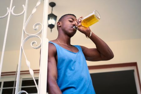 Comment aider un alcoolique dans le déni : stratégies et conseils pour l’accompagner Lonely Unemployed Black Man Drinking Alcohol At Home