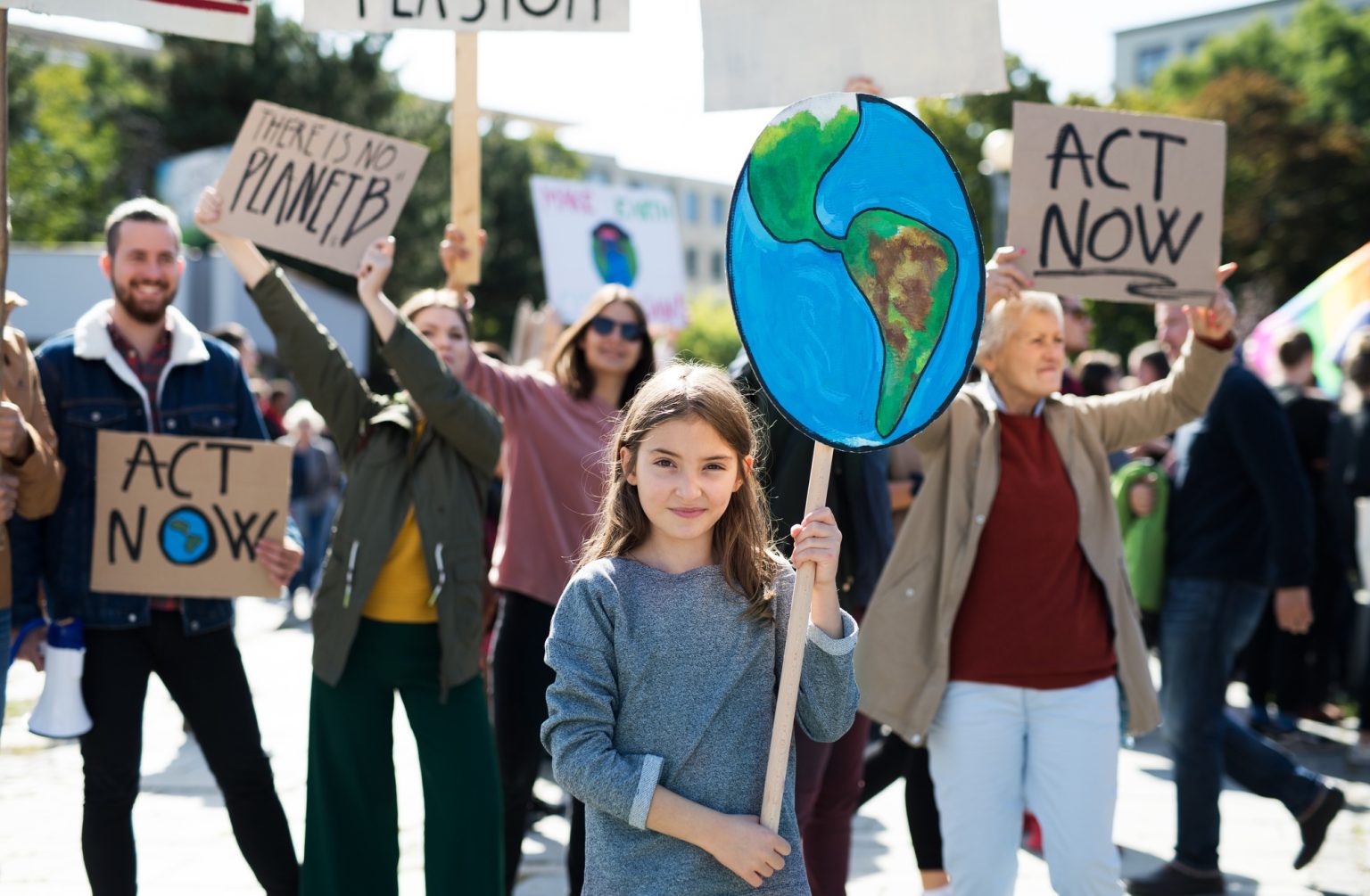 Le droit de grève en France : un pilier de la démocratie sociale People with placards and posters on global strike for climate change