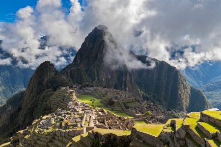 Peru, Andes, Urubamba Valley, Machu Picchu with mountain Huayna Picchu