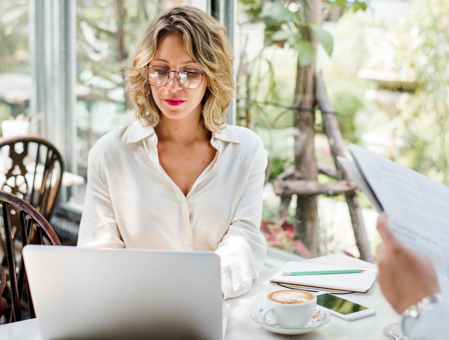 Portail INPI et guichet unique des entreprises : gérer efficacement les formalités de votre entreprise Businesswoman using laptop in the cafe