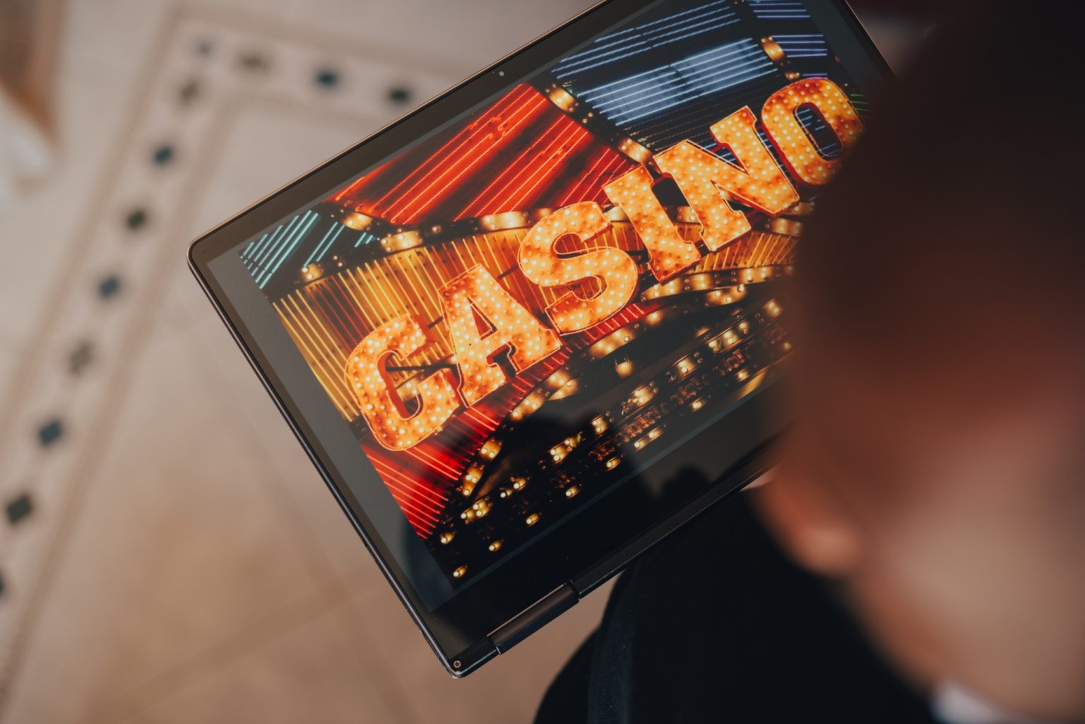 Casinos en ligne : la France prête à lever l’interdiction ? Young man on an online casino