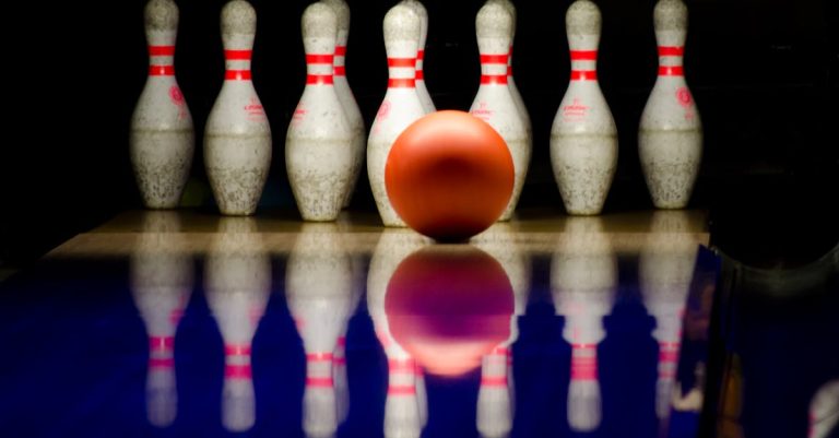 découvrez l'univers du bowling : amusez-vous entre amis ou en famille dans nos pistes modernes et accueillantes. que vous soyez débutant ou expert, vivez des moments inoubliables en lançant des quilles et en partageant des rires. réservez votre session dès maintenant!