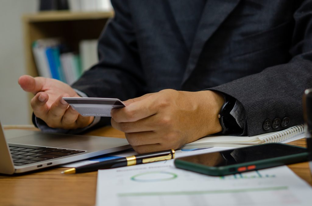  Payer en cash ou en carte bancaire à l'étranger ?