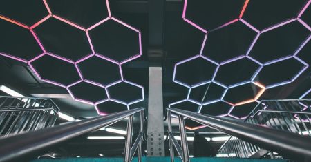 découvrez la beauté et l'harmonie du parfait hexagone, une forme géométrique fascinante qui incarne l'équilibre et l'esthétique. explorez ses propriétés uniques et son utilisation dans divers domaines, de l'art à l'architecture.