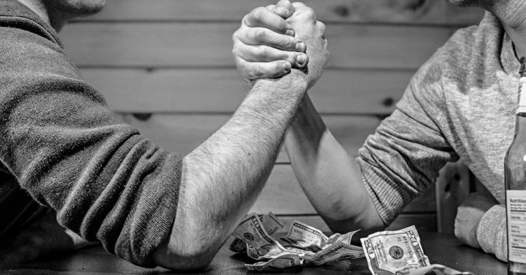 découvrez l'univers passionnant de la lutte à bras, où force et stratégie se rencontrent. plongez dans les techniques, les compétitions et les meilleurs conseils pour maîtriser ce sport captivant.