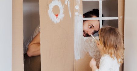 découvrez l'univers créatif des maisons en carton, une alternative écologique et ludique pour les enfants et les artistes. apprenez comment construire, décorer et profiter de ces constructions éphémères.