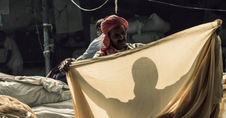 découvrez l'art de la teinture avec nos conseils et techniques pour donner vie à vos tissus. apprenez à utiliser différentes méthodes et colorants pour personnaliser vos créations textiles avec créativité et originalité.