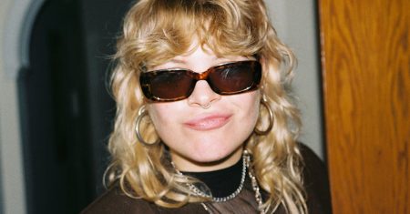 découvrez le 'layered haircut', une coupe de cheveux moderne qui apporte volume et mouvement à votre chevelure. idéale pour tous les types de cheveux, cette technique de dégradé léger met en valeur vos traits tout en offrant un style élégant et raffiné. apprenez tous les conseils pour adopter cette coupe tendance et embellir votre look.