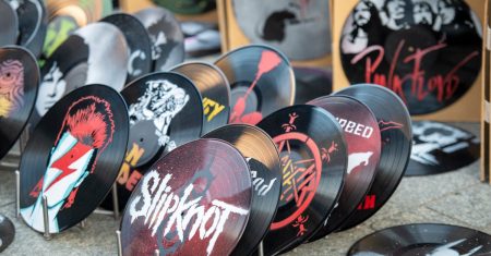 découvrez l'univers intense de slipknot, le groupe de metal américain connu pour ses performances énergétiques et son style unique. plongez dans leur discographie, explorez leur histoire et apprenez-en davantage sur les mystères qui entourent ces neuf musiciens masqués.