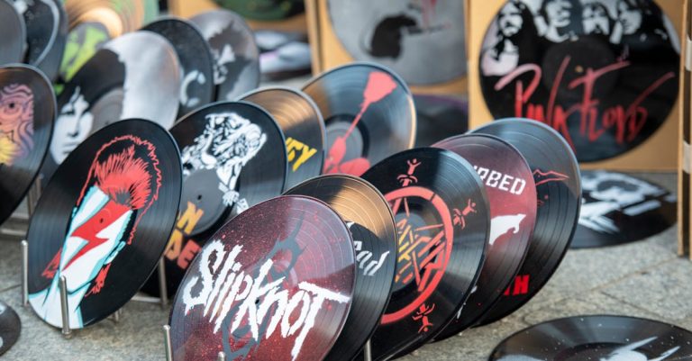 découvrez l'univers intense de slipknot, le groupe de metal américain connu pour ses performances énergétiques et son style unique. plongez dans leur discographie, explorez leur histoire et apprenez-en davantage sur les mystères qui entourent ces neuf musiciens masqués.