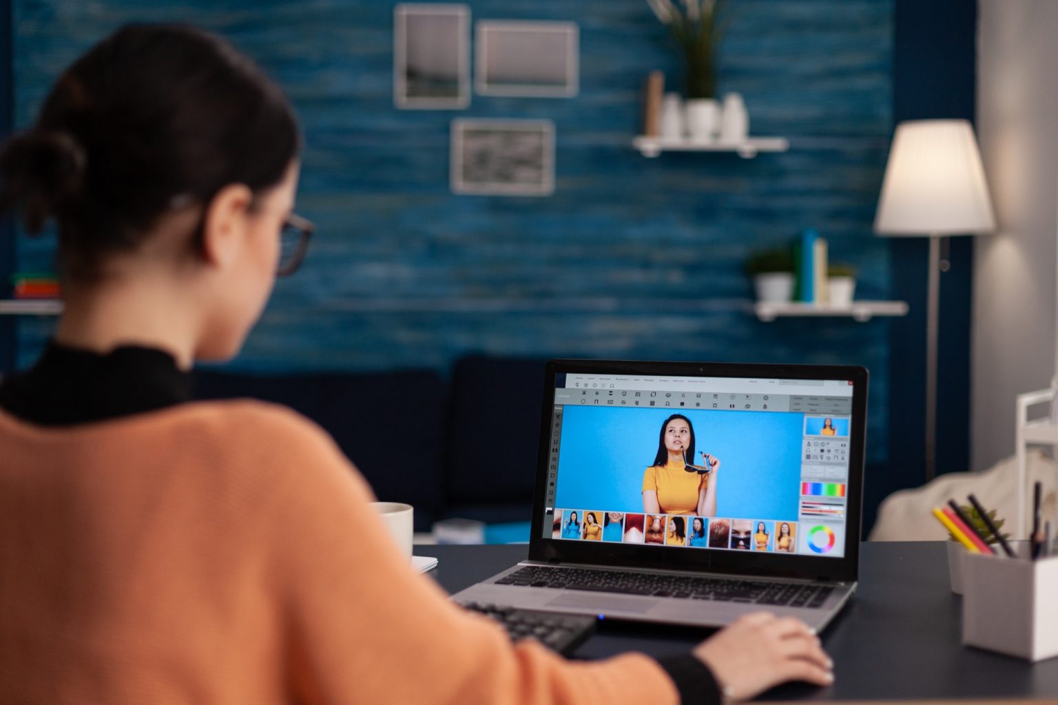 Banques d’images libres de droits : Le guide ultime pour illustrer vos contenus sans risque Student retouching photos on laptop