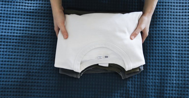 découvrez l'art du pliage de t-shirts avec nos astuces pratiques et techniques simples ! apprenez à organiser votre garde-robe efficacement tout en gagnant de la place. transformez votre routine de rangement avec nos conseils de pliage professionnels.