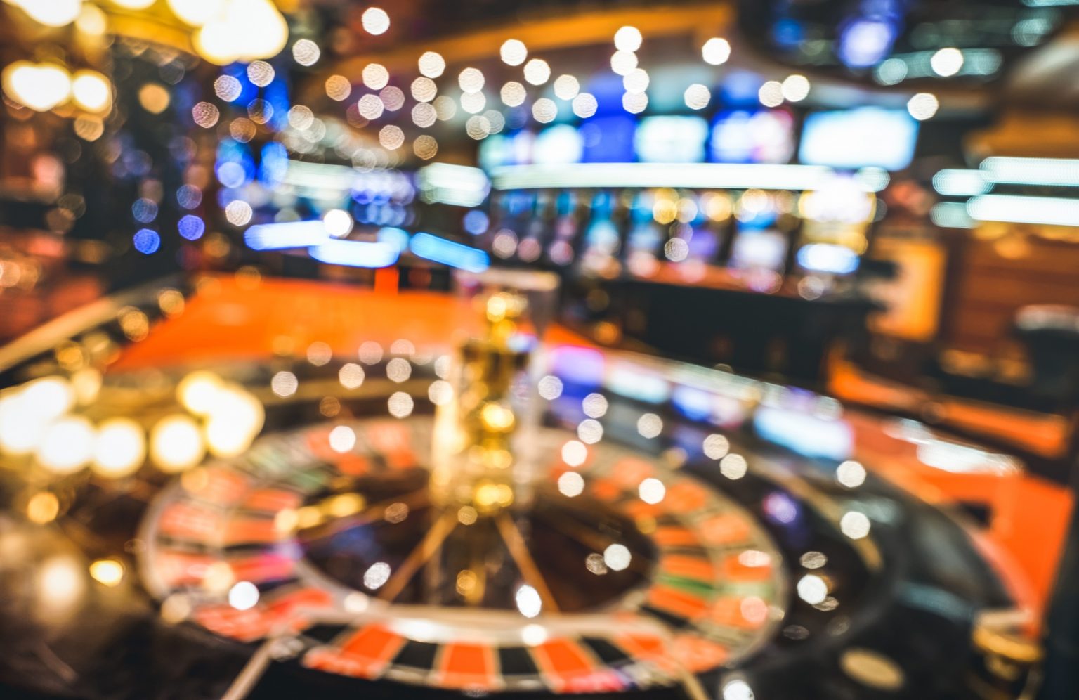 Différences entre casinos terrestres et casinos en ligne : analyse complète des deux univers du jeu Blurred defocused background of roulette at casino saloon