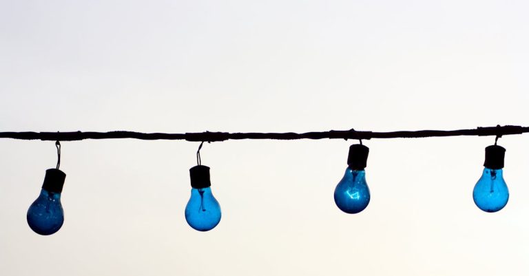 découvrez notre large sélection d'ampoules pour illuminer votre intérieur avec style et efficacité. des modèles économiques aux designs modernes, trouvez l'éclairage parfait pour chaque pièce.