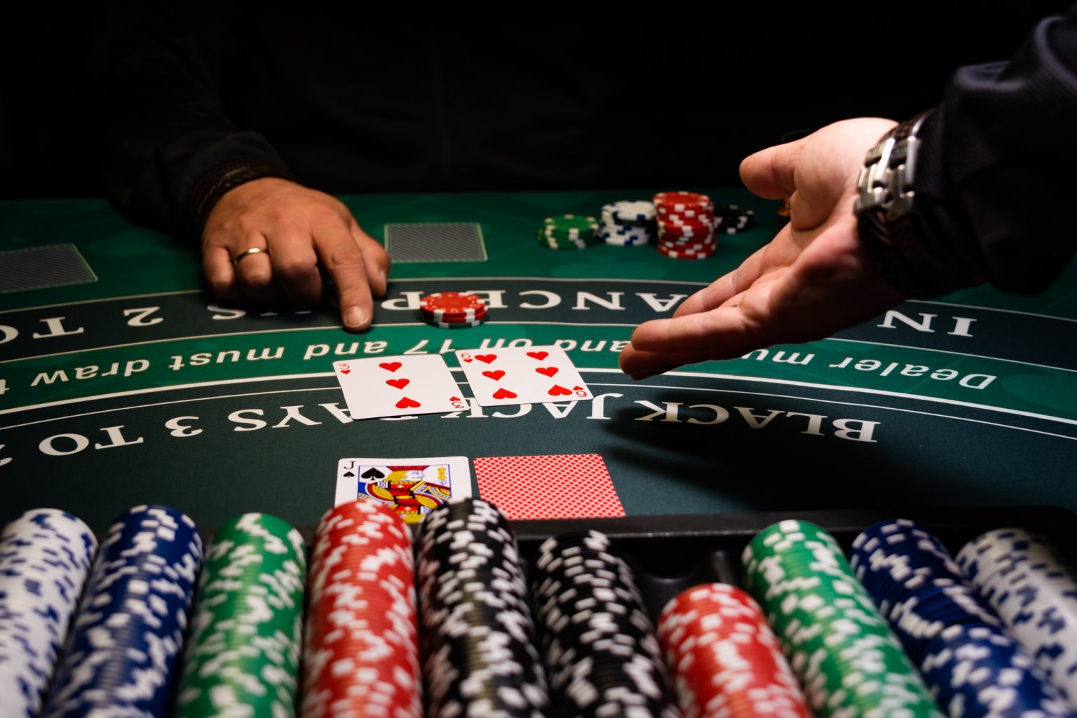 Comment jouer au blackjack ? Règle avec but du jeu et options Casino Black Jack table