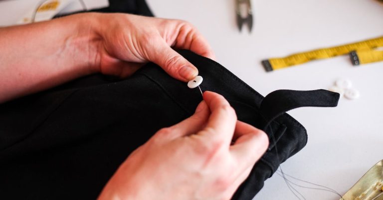 découvrez nos services de réparation de vêtements pour donner une seconde vie à vos pièces préférées. que ce soit pour recoudre une déchirure, réparer une fermeture éclair ou ajuster un vêtement, notre équipe d'experts met tout en œuvre pour un résultat impeccable. optez pour une mode durable en préservant vos textiles !