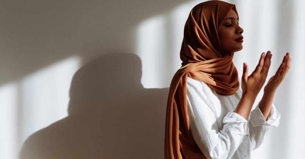 découvrez le dhikr, une pratique spirituelle essentielle dans l'islam, qui consiste à se rappeler et invoquer dieu à travers des prières et des récitations. plongez dans cette expérience apaisante qui nourrit l'âme et renforce la foi.