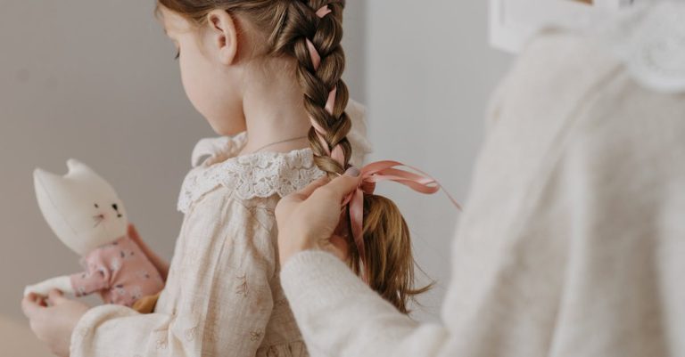 découvrez le charme élégant de la tresse en queue de poisson ! apprenez étape par étape comment réaliser cette coiffure tendance qui ajoute une touche sophistiquée à votre look. parfaite pour toutes les occasions, la tresse fishtail est facile à maîtriser avec nos conseils pratiques.