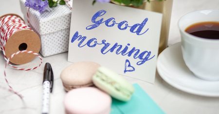 découvrez l'art des salutations avec notre guide complet sur les différentes manières de dire bonjour et d'établir des connexions. apprenez à saluer vos interlocuteurs avec charme et élégance, que ce soit en milieu professionnel ou dans vos relations personnelles.