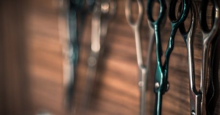 découvrez les dernières tendances en matière de coupes de cheveux pour tous les styles et toutes les longueurs. que vous recherchiez un changement radical ou une simple retouche, notre guide vous aidera à trouver la coupe idéale qui mettra en valeur votre personnalité.