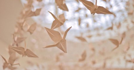 découvrez l'art fascinant de l'origami, où le papier se transforme en œuvres d'art magnifiques. apprenez des techniques de pliage simples et avancées, et explorez des designs allant des modèles classiques aux créations modernes. rejoignez la communauté des passionnés d'origami et laissez libre cours à votre créativité !