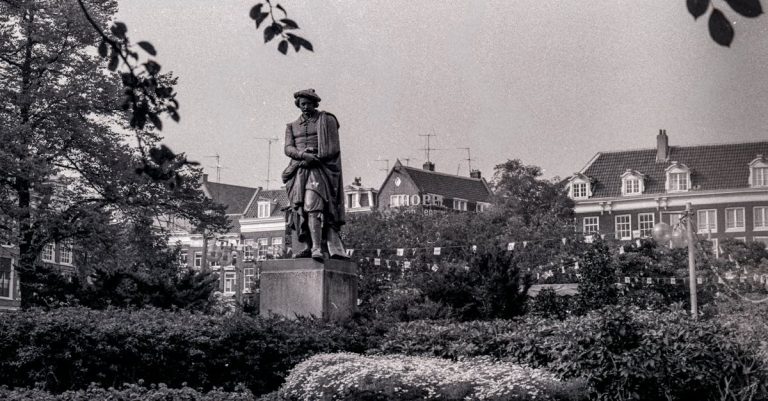 découvrez le concept de la racine carrée, son importance en mathématiques et son utilisation dans divers domaines, allant des calculs simples aux applications avancées en science et ingénierie.