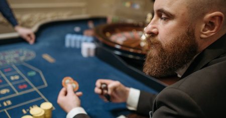 découvrez 'ten thousand game', un jeu captivant où stratégie et chance se rencontrent. affrontez vos amis ou jouez en solo pour atteindre les dix mille points. plongez dans des heures de plaisir avec des règles simples et une expérience addictive. parfait pour tous les âges, ce jeu saura stimuler votre esprit tout en vous divertissant !