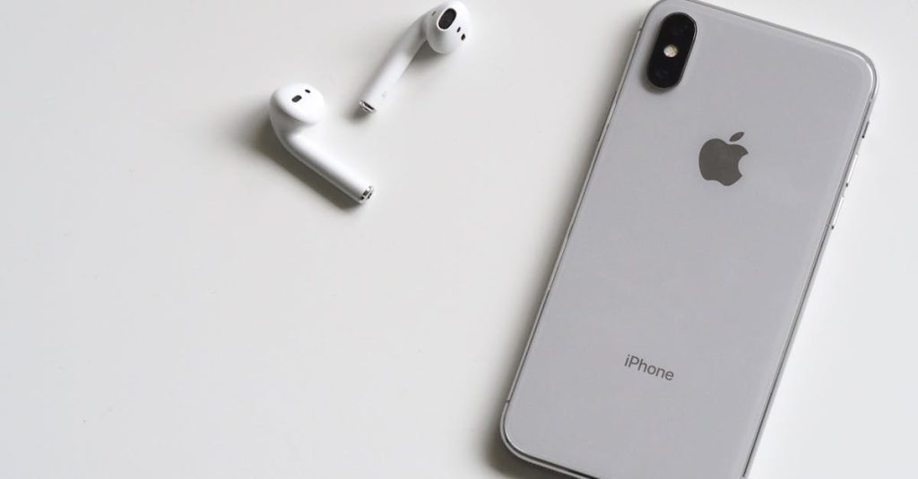 découvrez comment réinitialiser vos airpods facilement et rapidement. suivez notre guide étape par étape pour résoudre les problèmes de connexion et améliorer votre expérience audio.