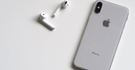 découvrez comment réinitialiser vos airpods facilement et rapidement. suivez notre guide étape par étape pour résoudre les problèmes de connexion et améliorer votre expérience audio.
