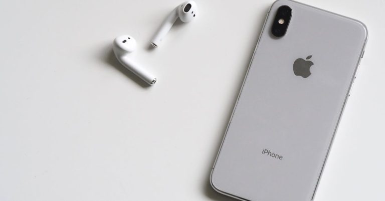 découvrez comment réinitialiser vos airpods facilement et rapidement. suivez notre guide étape par étape pour résoudre les problèmes de connexion et améliorer votre expérience audio.