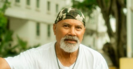 découvrez l'univers du bandana, cet accessoire tendance et polyvalent qui ajoute une touche unique à votre style. idéal pour le port en tant que foulard, bracelet ou même comme élément de mode, le bandana se décline en de nombreuses couleurs et motifs. apprenez comment l'intégrer à vos tenues et explorez les différentes façons de le porter.