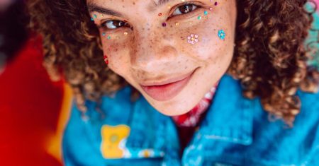 découvrez la bisexualité, une orientation sexuelle riche et complexe qui inclut l'attirance romantique ou sexuelle envers deux sexes ou plus. explorez les expériences, les défis et les célébrations de la communauté bisexuelle à travers des articles, des témoignages et des ressources. ouvrez votre esprit et comprenez mieux cette diversité.