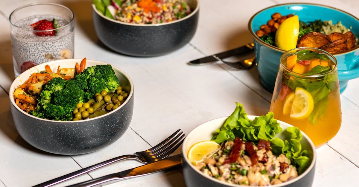 découvrez notre recette simple et savoureuse pour préparer des poitrines de poulet bouillies. idéales pour des repas sains et équilibrés, ces poitrines de poulet tendres sont riches en protéines et faciles à intégrer dans vos plats préférés. parfaites pour vos salades, wraps ou plats principaux.