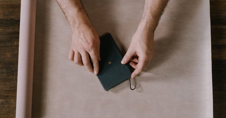 découvrez le book wrapping, une technique innovante pour protéger et embellir vos livres préférés. apprenez comment réaliser des emballages créatifs et personnalisés qui transformeront vos livres en véritables œuvres d'art.