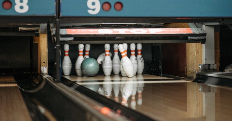 découvrez l'univers du bowling : un mélange de sport, de fun et de compétition. que vous soyez débutant ou expert, profitez d'heures de divertissement entre amis ou en famille dans nos salles modernes équipées de toutes les commodités pour un moment inoubliable.