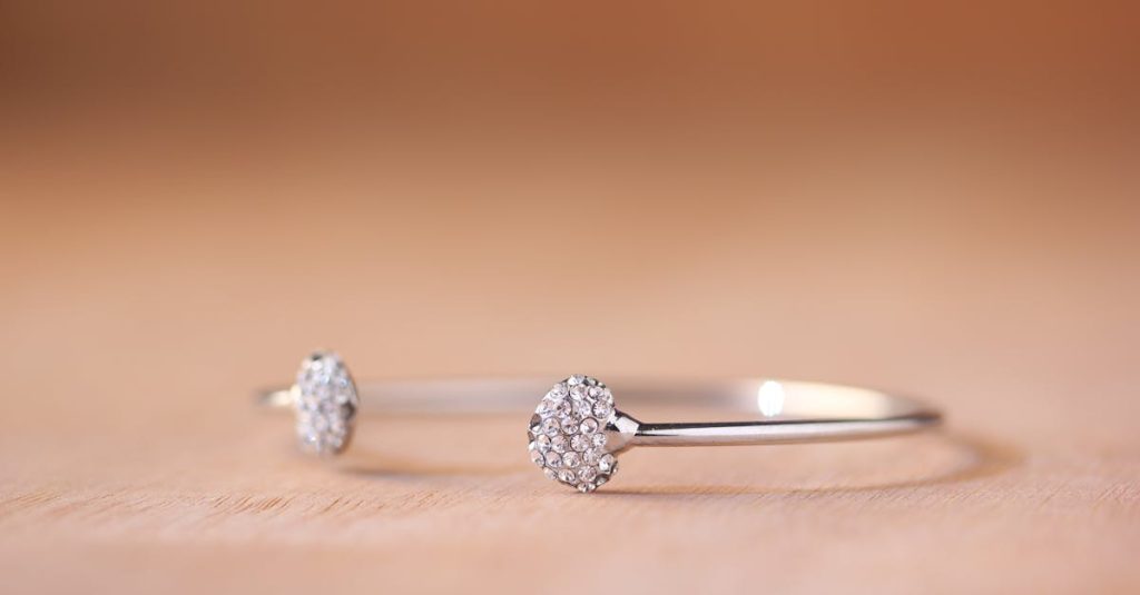 découvrez notre sélection unique de bracelets, alliant style et élégance. que vous recherchiez un accessoire chic pour une occasion spéciale ou un bracelet décontracté pour tous les jours, trouvez le modèle parfait qui saura sublimer votre poignet.