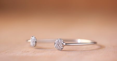 découvrez notre sélection unique de bracelets, alliant style et élégance. que vous recherchiez un accessoire chic pour une occasion spéciale ou un bracelet décontracté pour tous les jours, trouvez le modèle parfait qui saura sublimer votre poignet.