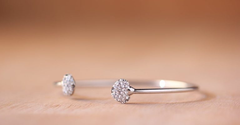 découvrez notre sélection unique de bracelets, alliant style et élégance. que vous recherchiez un accessoire chic pour une occasion spéciale ou un bracelet décontracté pour tous les jours, trouvez le modèle parfait qui saura sublimer votre poignet.