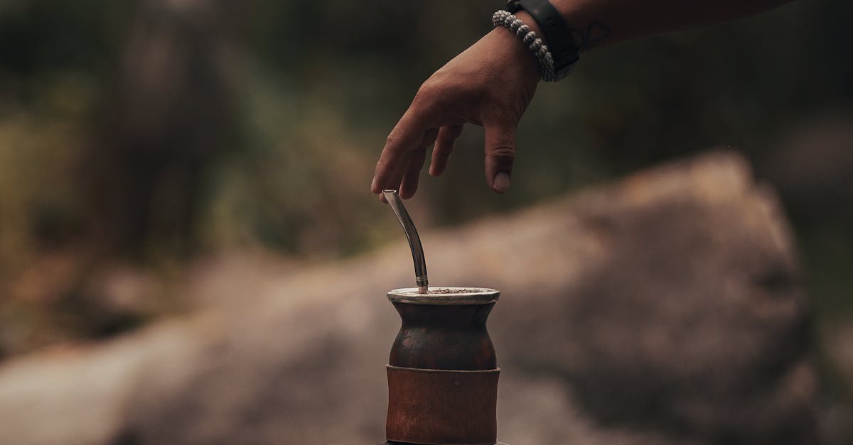 découvrez l'élégance du bracelet brésilien, un accessoire coloré et tendance qui apporte une touche d'exotisme à votre style. fabriqué à la main avec des matériaux de qualité, ce bracelet est le complément idéal pour toute tenue, alliant à la fois charme et originalité.