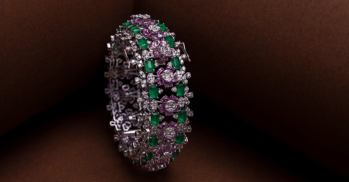 découvrez notre magnifique bracelet brésilien, un accessoire vibrant qui allie tradition et modernité. fabriqué à la main avec des fils colorés, ce bracelet unique apportera une touche d'exotisme et de style à toutes vos tenues. parfait pour un look décontracté ou une occasion spéciale.